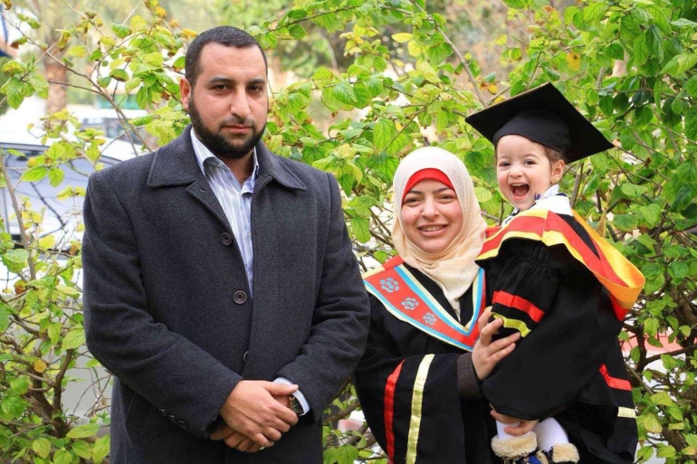 صورة الشهيد مازن فقهاء مع زوجته وطفلته سما - الجزيرة نت7