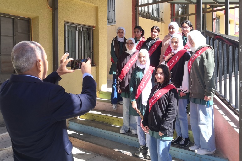 الأردني موسى الزويري أمضى 33 عاماً على الطرقات لحماية طلاب المدارس من حوادث السير