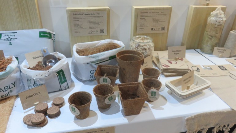 التربة الجاهزة ومجموعة متنوعة من المنتجات التي تم تصنيعها من مخلفات النخيل ( الجزيرة)