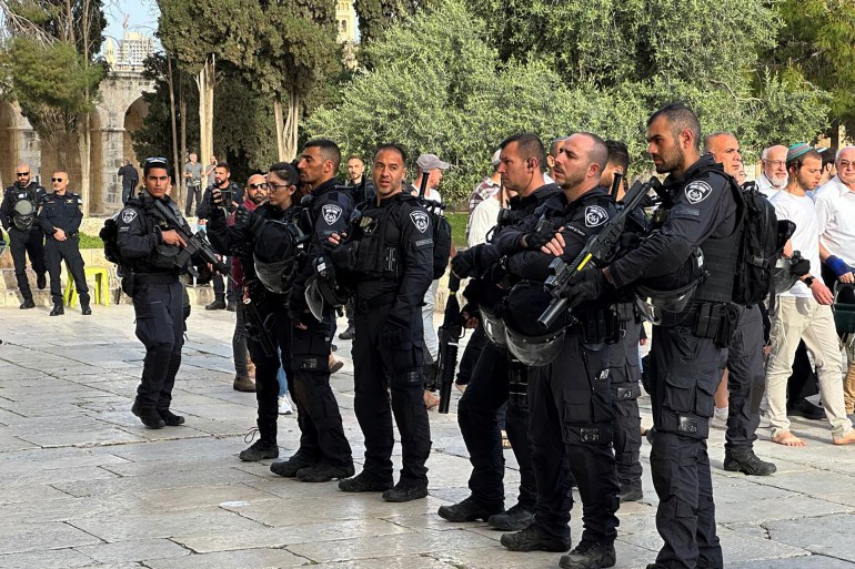 2-قوات كبيرة من الشرطة والقوات الخاصة خلال تأمينها اقتحامات المتطرفين خلال عيد الفصح العام الماضي(الجزيرة نت)