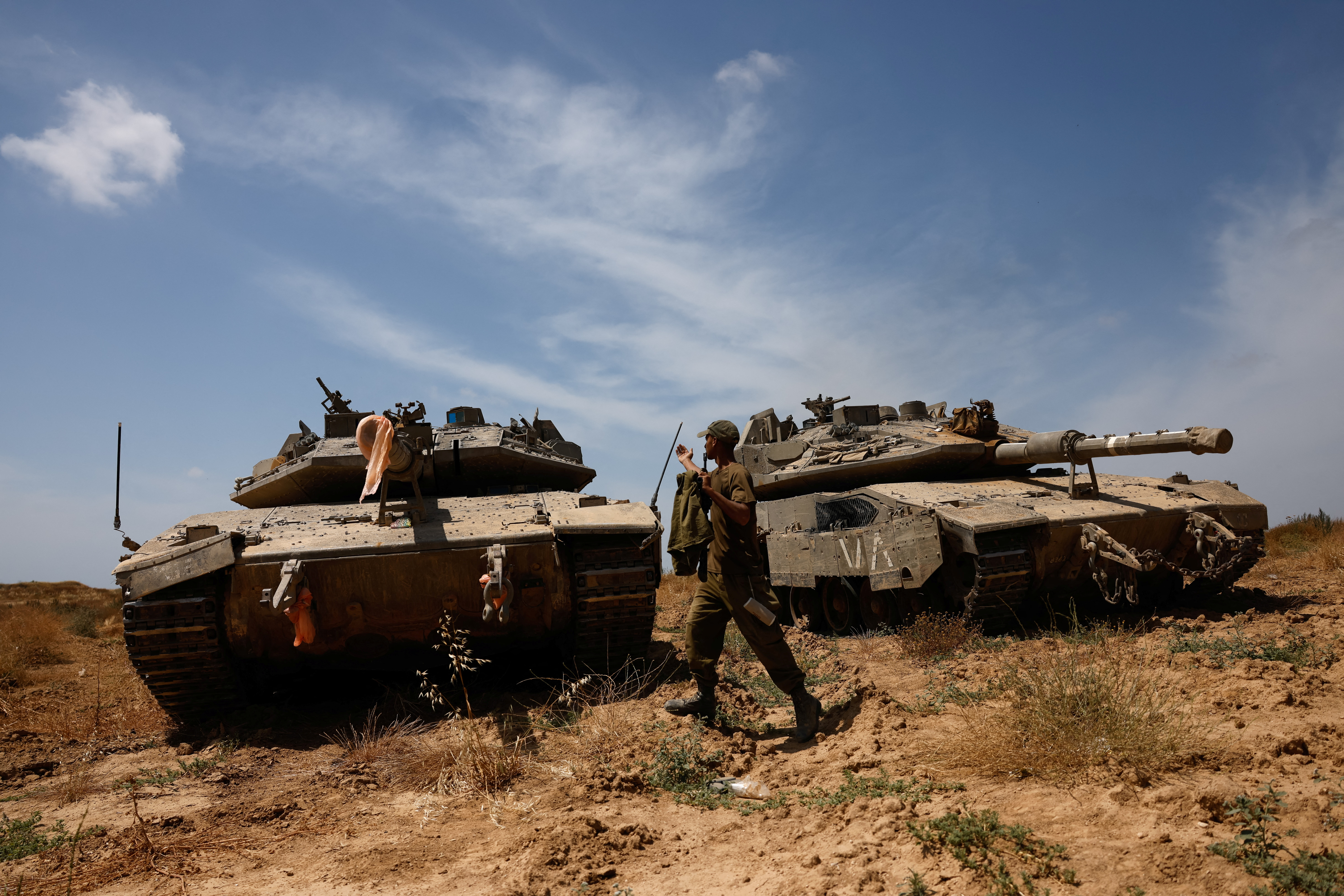 جندي إسرائيلي بجانب الدبابات بالقرب من الحدود بين إسرائيل وغزة