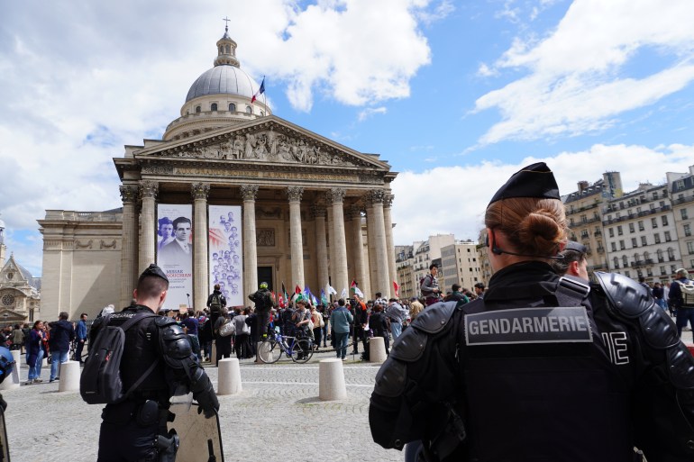 عناصر الشرطة تحيط بساحة البانثيون في باريس حيث نظم طلاب فرنسيون وقفة احتجاجية دعما لفلسطين، الجمعة